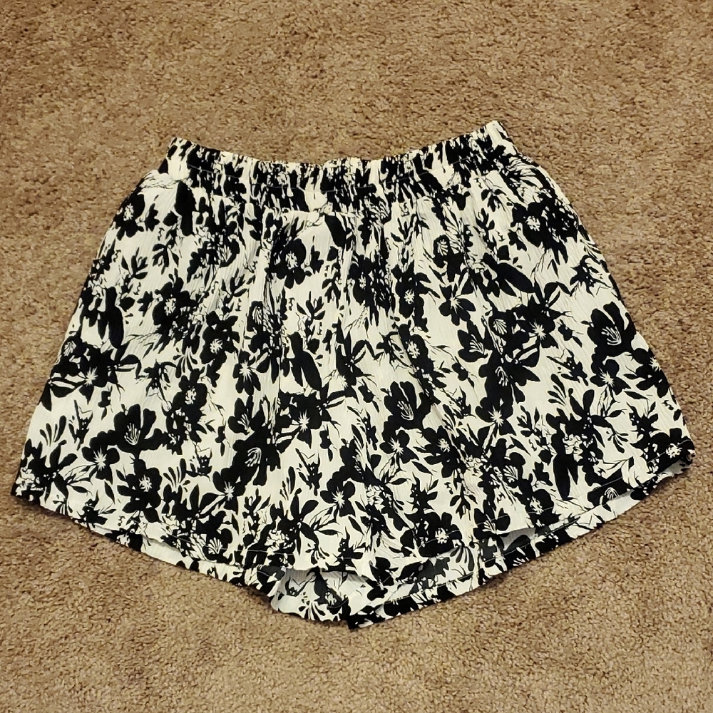 Black Top and Floral Shorts Medium Set - Picture 7 of 11